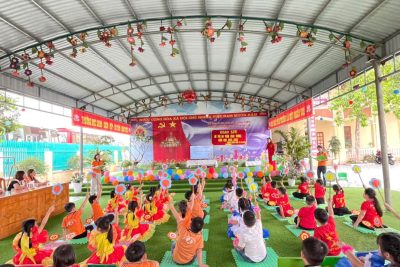 Thực hiện Kế hoạch 01/KH-SGDĐT ngày 06/01/2026, Trường Mầm non Khánh Lợi tiếp tục đẩy mạnh thực hiện  giáo dục an toàn giao thông gắn với chương trình “Tôi yêu Việt Nam” trong năm học 2025-2026.  Nội dung giáo dục ATGT được lồng ghép linh hoạt trong từng hoạt động hằng ngày, kết hợp phim hoạt hình, truyện tranh “Vui giao thông” và học liệu sinh động, giúp trẻ “học mà chơi – nhớ tự nhiên”. Công tác tuyên truyền được lan tỏa sâu rộng tới cán bộ, giáo viên, phụ huynh và cộng đồng, cùng chung tay hình thành thói quen tham gia giao thông an toàn, văn minh ngay từ những năm đầu đời. Sáng ngày 22/4/2026, Nhà trường đã tổ chức chương trình “Giao lưu Bé với an toàn giao thông” diễn ra sôi nổi, hấp dẫn với ba phần: Tài năng của bé –  Trạng nguyên giao thông – Tạo hình tranh theo chủ đề An toàn giao thông. Mỗi phần thi không chỉ là sân chơi trí tuệ mà còn là hành trình trải nghiệm, nơi trẻ được thể hiện hiểu biết, sự tự tin và kỹ năng ứng xử khi tham gia giao thông. Từng hoạt động nhỏ góp phần gieo mầm nhận thức, nuôi dưỡng trong tâm hồn trẻ những bài học đầu tiên về luật lệ và văn hóa giao thông.  Từ những điều giản dị hôm nay, các con dần hình thành ý thức lớn: biết bảo vệ bản thân, tôn trọng người khác và hành xử có trách nhiệm. Chung tay vun đắp từ sớm để mỗi hành trình của trẻ không chỉ an toàn mà còn trọn vẹn yêu thương và niềm vui.