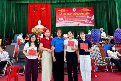 HƯỞNG ỨNG “LỄ HỘI XUÂN HỒNG 2026”; “HIẾN MÁU ĐẦU XUÂN – NHÂN LÊN HẠNH PHÚC”  Sáng 29/3/2026, tại Nhà văn hóa xã Khánh Hội, chương trình “Lễ hội Xuân hồng 2026” đã diễn ra trong không khí ấm áp, lan tỏa tinh thần sẻ chia vì cộng đồng.  Trường Mầm non Khánh Lợi tích cực hưởng ứng với tinh thần tự nguyện, trách nhiệm và lòng nhân ái.   Mỗi giọt máu cho đi là một hy vọng được trao gửi, một sự sống được tiếp nối.  Không chỉ góp phần bổ sung nguồn máu quý giá, hoạt động còn lan tỏa yêu thương, nuôi dưỡng tinh thần nhân ái – những giá trị đẹp mà mỗi nhà giáo luôn hướng tới và truyền lại cho thế hệ trẻ.  “Cho đi là còn mãi” – một nghĩa cử nhỏ, một ý nghĩa lớn.  Cùng nhau, chúng ta đã góp phần nhân lên hạnh phúc!