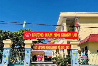 GIỚI THIỆU CHUNG  	Trường Mầm non Khánh Lợi – Nền tảng vững chắc cho hành trình phát triển của trẻ thơ.                                                                                                                Trường Mầm non Khánh Lợi được thành lập theo Quyết định số 14/QĐ-TCBM ngày 19/10/1998 của Giám đốc Sở Giáo dục và Đào tạo Ninh Bình. Trải qua hơn hai thập kỷ xây dựng và phát triển, nhà trường luôn nhận được sự quan tâm, chỉ đạo sát sao của các cấp ủy Đảng, chính quyền địa phương và ngành giáo dục; từng bước khẳng định vị thế là một địa chỉ tin cậy trong công tác chăm sóc, nuôi dưỡng và giáo dục trẻ trên địa bàn.                      Năm học 2009 – 2010 đánh dấu bước chuyển mình quan trọng khi nhà trường được đầu tư xây dựng tập trung tại khu trung tâm xã, với quy hoạch đồng bộ về cơ sở vật chất, bảo đảm phù hợp với các tiêu chí trường mầm non đạt chuẩn quốc gia. Dưới sự chỉ đạo chặt chẽ của Ban Chỉ đạo xây dựng trường chuẩn quốc gia của địa phương, nhà trường đã từng bước hoàn thiện các tiêu chuẩn theo quy định. Ngày 21/12/2009, nhà trường vinh dự được công nhận đạt chuẩn quốc gia mức độ 1; đến ngày 29/11/2018, tiếp tục được công nhận đạt chuẩn quốc gia mức độ 2. Đây là dấu mốc quan trọng, thể hiện sự nỗ lực bền bỉ của tập thể cán bộ, giáo viên, nhân viên qua nhiều năm.                                                                                                Năm học 2025- 2026, nhà trường có 14 nhóm, lớp với 400 trẻ; đội ngũ gồm 41 cán bộ quản lý, giáo viên và nhân viên, bảo đảm đủ về số lượng, từng bước nâng cao về chất lượng, đáp ứng yêu cầu đổi mới giáo dục mầm non. 32/34 cán bộ quản lý, giáo viên đạt trình độ đào tạo trên chuẩn (chiếm 94%). 100% nhân viên hợp đồng đáp ứng đầy đủ yêu cầu nhiệm vụ được giao. Tập thể nhà trường luôn đoàn kết, trách nhiệm, tâm huyết với nghề.Trong đó: Cơ sở vật chất được quy hoạch khoa học, đầu tư đồng bộ; diện tích bình quân đạt 12m²/trẻ. Khuôn viên trường xanh – sạch – đẹp; hệ thống phòng học, phòng chức năng, trang thiết bị, đồ dùng, đồ chơi – đặc biệt là đồ chơi ngoài trời – được đầu tư đầy đủ, tạo môi trường giáo dục an toàn, thân thiện và hiện đại.                                                                                                                                 Trong năm học 2025 – 2026, nhà trường tiếp tục duy trì và ổn định quy mô trường, lớp; thực hiện tốt công tác huy động trẻ từ 18 tháng đến 72 tháng tuổi theo đúng quy định. Tỷ lệ huy động trẻ mẫu giáo đạt 100% kế hoạch; công tác phân chia nhóm, lớp bảo đảm đúng độ tuổi, góp phần nâng cao chất lượng chăm sóc và giáo dục toàn diện. Phát huy truyền thống đã đạt được, Trường Mầm non Khánh Lợi không ngừng đổi mới, sáng tạo, xây dựng môi trường giáo dục lấy trẻ làm trung tâm, tạo nền tảng vững chắc cho sự phát triển toàn diện của mỗi trẻ hôm nay – những công dân tương lai của quê hương.