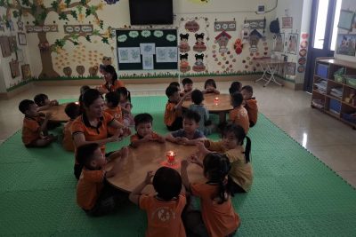 Hưởng ứng chuỗi ngày “Toàn dân sử dụng năng lượng tiết kiệm, hiệu quả và Chiến dịch Giờ Trái đất năm 2026” (08/3 – 31/3/2026), cô và trò Trường Mầm non Khánh Lợi đã triển khai nhiều hoạt động ý nghĩa, thiết thực và phù hợp với lứa tuổi. Từ việc làm đồ chơi từ nguyên vật liệu tái chế, thực hành tắt điện – thắp nến hưởng ứng Giờ Trái đất, đến nhặt lá, chăm sóc vườn rau, bồn hoa, cây cảnh, vệ sinh đồ dùng… mỗi hoạt động đều giúp trẻ hình thành thói quen sống xanh một cách tự nhiên. Đặc biệt, những bức tranh “Trái đất xanh” do chính các em thể hiện đã lan tỏa thông điệp giản dị nhưng sâu sắc: bảo vệ môi trường bắt đầu từ những việc nhỏ mỗi ngày. Không chỉ là hoạt động hưởng ứng, đây còn là hành trình nuôi dưỡng ý thức, xây dựng nếp sống tiết kiệm, trách nhiệm với môi trường ngay từ bậc học mầm non. 🌱 Mỗi hành động nhỏ hôm nay – Góp phần tạo nên một Trái đất xanh ngày mai.