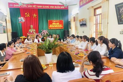 Thứ Sáu, ngày 20/3/2026, Trường Mầm non Khánh Lợi đã tổ chức “Tổng kết thực tập sư phạm giai đoạn 1 ngành Giáo dục mầm non, trình độ đại học của Trường Đại học Hoa Lư”  Một dấu mốc ý nghĩa khép lại hành trình 4 tuần trải nghiệm và trưởng thành của 11 sinh viên sư phạm. Từ ngày 23/02 đến 22/3/2026, các em đã có cơ hội hòa mình vào môi trường giáo dục thực tế. Những ngày đầu còn rụt rè, bỡ ngỡ, nhưng với sự quan tâm, đồng hành của Ban Chỉ đạo thực tập và sự tận tình hướng dẫn của các cô giáo, các em đã từng bước tự tin hơn, vững vàng hơn khi đứng lớp. Từng giờ học, từng hoạt động chăm sóc – giáo dục trẻ không chỉ là bài học chuyên môn, mà còn là hành trình nuôi dưỡng tình yêu nghề. Các em đã biết tổ chức hoạt động, quản lý lớp học, xử lý tình huống sư phạm một cách linh hoạt, đồng thời thể hiện tinh thần trách nhiệm, ý thức kỷ luật và sự cầu thị đáng trân trọng. Kết quả 11/11 sinh viên hoàn thành tốt nhiệm vụ, để lại nhiều ấn tượng tốt đẹp trong lòng nhà trường. Khép lại đợt thực tập không chỉ là hoàn thành một chặng đường học tập, mà còn mở ra một hành trình mới – hành trình của những người giáo viên mầm non tương lai mang trong mình niềm tin, lòng yêu nghề và khát vọng cống hiến. Tin rằng, từ những trải nghiệm hôm nay, các em sẽ tiếp tục vững bước, lan tỏa yêu thương và góp phần ươm những mầm xanh cho tương lai.