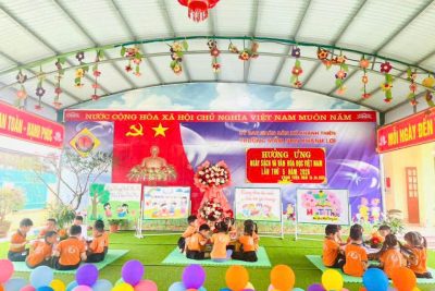 📚 HƯỞNG ỨNG NGÀY SÁCH VÀ VĂN HÓA ĐỌC VIỆT NAM LẦN THỨ 5 – NĂM 2026 📍 Trường Mầm non Khánh Lợi 🌈🌈 Hòa chung không khí sôi nổi hưởng ứng Ngày Sách và Văn hóa đọc Việt Nam, cô và trò Trường Mầm non Khánh Lợi đã tích cực tổ chức nhiều hoạt động ý nghĩa, thiết thực nhằm hình thành và phát triển thói quen đọc sách cho trẻ ngay từ lứa tuổi mầm non. 🌟🌟 Trong các hoạt động, trẻ được hướng dẫn kỹ năng xem sách đúng cách: biết lật mở từng trang, xem theo trình tự từ trên xuống dưới, từ trái qua phải. Trẻ 5 tuổi bước đầu “đọc” sách theo khả năng và theo ý thích của mình, biết kể chuyện theo tranh, kể chuyện sáng tạo với nhiều ý tưởng ngộ nghĩnh, phong phú. 🍃 Thông qua các hoạt động học, hoạt động chiều và mọi lúc mọi nơi, các con được làm quen với sách truyện, tham gia các góc trải nghiệm như: xem sách, nghe kể chuyện, làm sách, vẽ tranh cùng cô… Qua đó giúp trẻ phát triển ngôn ngữ, trí tưởng tượng và khả năng giao tiếp. 😍😍 Những ánh mắt chăm chú, những nụ cười hồn nhiên khi cùng cô và bạn khám phá từng trang sách chính là minh chứng cho niềm vui học tập đầy ý nghĩa của các con. 📖 Bên cạnh đó, các cô còn giáo dục trẻ biết yêu quý, giữ gìn và bảo vệ sách: không làm bẩn, không làm rách, không quăn nhàu; biết lấy và cất sách đúng nơi quy định. 🏡🏡 Nhà trường cũng tích cực phối hợp với phụ huynh trong phong trào “Đọc sách cùng con”, “Tặng sách, truyện cho lớp”, góp phần xây dựng môi trường đọc phong phú, thân thiện cho trẻ. 🍃 Các hoạt động không chỉ mang lại niềm vui mà còn góp phần hình thành thói quen đọc sách – một hành trang quan trọng cho sự phát triển toàn diện của trẻ. 📖 Mỗi trang sách mở ra – là một chân trời mới cho tuổi thơ. ❤️ Mầm non Khánh Lợi – Nơi yêu thương và tri thức cùng lớn lên mỗi ngày.