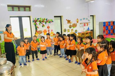 Bé tập rửa mặt, rửa tay, vệ sinh cá nhân luôn sạch sẽ để bảo vệ sức khỏe, phòng chống dịch bệnh.