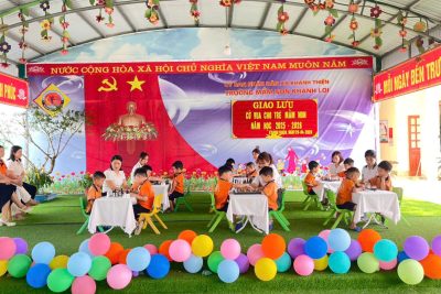 Sáng ngày 29/4/2026, Trường Mầm non Khánh Lợi tổ chức chương trình giao lưu cờ vua giữa các bé đến từ 3 lớp: 5 tuổi A, 5 tuổi B và 5 tuổi C. Các bé được tham gia thi đấu, giao lưu trực tiếp theo từng cặp, tạo cơ hội làm quen, học hỏi lẫn nhau trong không khí vui tươi, sôi nổi. Mỗi lượt thi đấu không chỉ là thử thách về tư duy mà còn giúp trẻ rèn luyện sự tự tin, tập trung và tinh thần đoàn kết. Hoạt động là sân chơi bổ ích, góp phần phát triển năng lực trí tuệ và kỹ năng xã hội cho trẻ, đồng thời nhận được sự quan tâm, đồng hành tích cực từ quý phụ huynh.